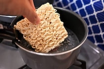 【関東在住者に聞いた】「家に常備しておきたい袋麺シリーズ」ランキング！　2位は「マルちゃん正麺」、1位は？