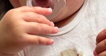 西松屋で何気なく買った肌着に“謎のロゴ”→ママがよく見たら……　思わぬ光景に「これだから西松屋好き」「吹き出しました！」