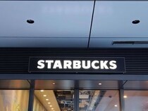 「ありそうでない形」　スターバックスの“小さめトートバッグ”が高評価　「ペットボトルとマイボトル二つとも入ります」「自立するのが便利」