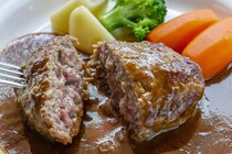【北海道・東北在住者に聞いた】ハンバーグが最高にうまいと思う「ファミレスチェーン」ランキング！　2位は「ガスト」、1位は？