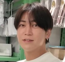 【画像】笑顔で虫グッズを購入