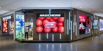 「快適すぎてもう一足欲しい」　スケッチャーズの“スポーツサンダル”が大人気！　「今までにない軽さ・履きやすさ・クッション性」「脱ぎ履きが簡単」