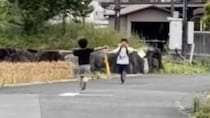 下校中の小2長男を見つけた次男→猛ダッシュした次の瞬間……　“驚きの光景”が140万再生「なかなかこうはならない」「なんかグッとくる」
