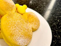 【ディズニー】入園なしで買える「でっかいミッキーサンド」→中を見たら……　“想像超え”の限定メニューを食べてみた