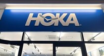 「ビジュがかっこいい」「たくさん歩いても全然疲れない」　HOKAの“真っ白スニーカー”が大好評　「履いていても足が軽い」「デザイン性と存在感が抜群！」