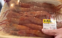 ロピアで購入した大量のエビ→パパがキッチンバサミで切っていくと……　驚きの光景に「今まででいちばん手軽」「感激です…！」