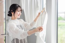 「これ考えた人は天才」「洗濯物を干せる場所が増えた」賃貸でも安心な“部屋干し用フック”が大人気 「超便利です。旅行でも使えます」「すごいアイデア商品」