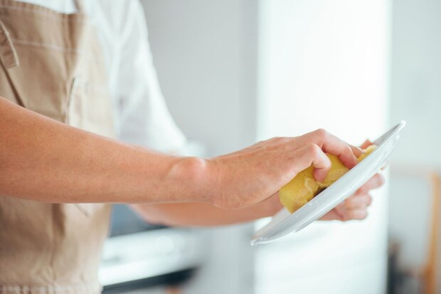 【社会人に聞いた】最強だと思う「食器用洗剤」ランキング！　2位は「キュキュット」、1位は？