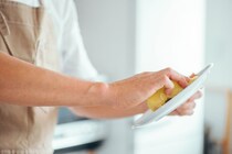 【社会人に聞いた】最強だと思う「食器用洗剤」ランキング！　2位は「キュキュット」、1位は？