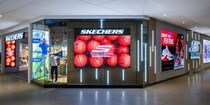 「履きやすい・足が疲れない」「過去最高の靴」SKECHERS（スケッチャーズ）の“黒スニーカー”が大人気 「足にぴったりフィット」「紐を結ばなくて良いのが決め手」