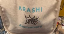 嵐のバッグを持ってJAL機に搭乗→CAに声をかけられ……　渡された“まさかのもの”に「これだから嵐ファンはやめられない」