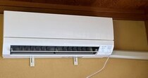 エアコン配管のスキマ→よく見ると……　「声出たw」　シュールすぎる“まさかの光景”が1690万表示　「ガバガバで草」