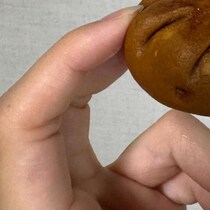 京都で「800円なんてっ！」と思いつつ買ってしまったお土産→開けたら……　まさかの中身に「ぎゃあっ」「歯が折れそう」