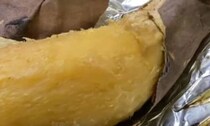 オカンが作った焼き芋を食べようとしたら……　まさかの展開に「ムリよムリ」「もはや小さな同居人」