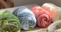 4色の毛糸をかぎ針でコツコツ編み続けると……　完成した“小物”に「素晴らしいデザイン」「早速2つ作りました！」