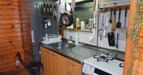 賃貸の狭いキッチン→“100均アイテム”を取り入れたら……　驚きの収納術に「ありがたい」「真似したくなりました」