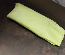 「名古屋人なら開けなくても中身がわかる」包み→開けると……　「最高のやつやないかい」まさかの中身に「食べたくなってきた」「機密情報だぞ!!」
