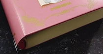 突然、株主優待で送られてきた洋書→中身はまさかの……「えー！何コレ」　衝撃の光景に「びっくりした」「センスありすぎ」