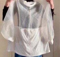528円のシアーブラウス→75歳女性が大胆にハサミを入れ、着てみたら……　驚きの姿に「グッとオシャレ」「幅が広がりますね」