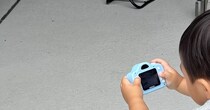 「このフォルム！」　1歳息子が写真を撮ろうとしたら……ママ「愛おしいwww」　まさかの姿に「なにこれ」「鼻水でた」