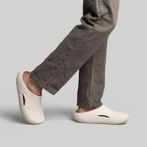 「絶対リピートする」crocs（クロックス）の“リカバリーサンダル”が大人気 「1日中履いていても疲れない」「安定感も最高」