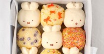 トレーにふんわり詰めたちぎりパン→焼いてみると……「予想外すぎたww」　想像を超える光景に「最高なパン職人」