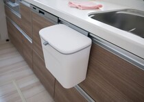 「生ゴミ臭が気にならない」　貼るだけの“消臭剤”が大好評　「ゴミ箱のニオイが全くしません」「これからの季節に欠かせない」