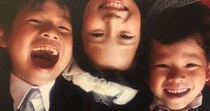 顔を寄せ合う幼い3きょうだい→15年後……「えげつないこれ」　驚きの“現在の姿”が300万再生「えっっっぐ」「見事に全員美形」