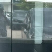 【画像】緊張感が走る周囲