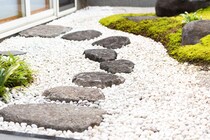 「ギッシギッシ、ギュッギュと音がしていい感じ」　アイリスオーヤマの“防犯ジャリ”が人気　雑草対策にも使えて「軽くて敷きやすい」「家の周りがキレイに見える」の声