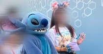 ディズニーランドでスティッチと写真が撮れるかと思ったら……「めっちゃ笑ったwww」　420万表示の“まさかの光景”に「逆に羨ましい」