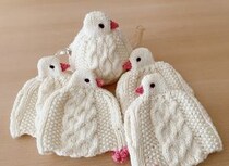 「鳥好きにはたまらない」「かわいいぴよおおお！」　手編みの文鳥さんが温めているのは……　キュートで便利なアイテムが話題
