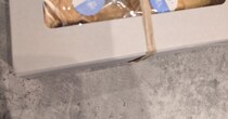 岩手のお土産をもらった美容師→箱を開けたら……「やばい！」　“まさかの中身”に「買いに行ってみます」「縁起物って感じでいい」