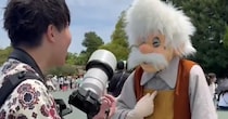 ディズニーで「カメラで撮らないの？」と言われた男性→事情を説明して1秒後……　驚きの神対応に「ファンサさすが」「お茶目だわ！」