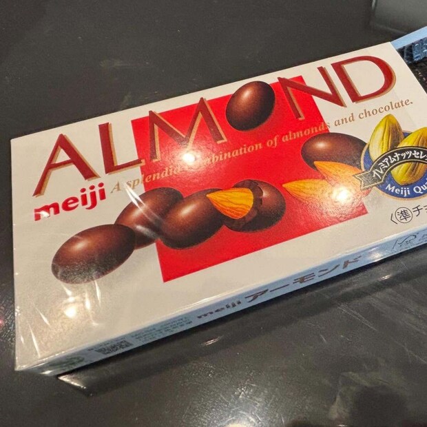 アーモンドチョコを食べようとしたら……　「おかしい、さっき開けたばかりのはず……」まさかの中身に「ホラーですね」