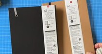 ダイソーのスクラップアルバム→ヘアゴムを通したら……　目からウロコの活用法に「思いつきませんでした！」