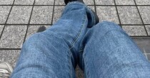 赤レンガ倉庫のベンチで一休みした女性→ふと足下を見ると……「すごっ！」　まさかの光景に「どんなことしたらそんな奇跡が」「メロすぎて滅」