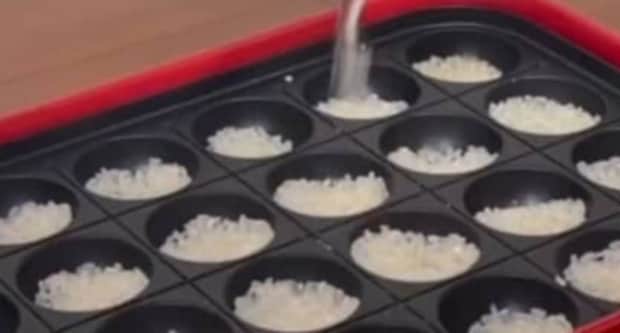 たこ焼き器に生米を入れて焼くと…… 100万再生された“じゃない使い方”に「すごいアイデアですね」「天才」
