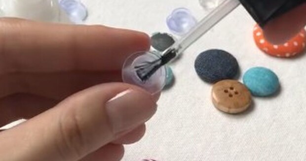 大量のカラフルなボタン→H&Mのビニールパンプスに付けるだけで……「このアイデアはクレイジー」まさかの完成品に「私もやってみたい」