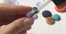 大量のカラフルなボタン→H＆Mのビニールパンプスに付けるだけで……「このアイデアはクレイジー」まさかの完成品に「私もやってみたい」