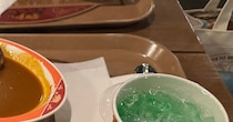 「本当に載せようか悩んだ」ディズニーでカレーを注文すると……　驚きの光景に「あれれれ？」「足りないですよねー笑」