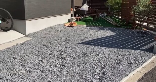 家の前は“大量の砂利だらけ”→1人でDIYして4年後……　雰囲気ガラリ「ここまでできるものなのですね」「あっぱれ！」