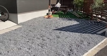 家の前は“大量の砂利だらけ”→1人でDIYして4年後……　雰囲気ガラリ「ここまでできるものなのですね」「あっぱれ！」
