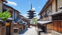 【主婦が選ぶ】買ってきてほしい「京都のお土産」ランキング！　同率第1位は「八ッ橋（京都銘菓おたべ）」と？