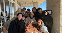 脳卒中で療養中の清原翔、33歳バースデーに“モデル仲間たちが囲んだ姿”　車いすでの祝福ショットに「いい笑顔が見れて嬉しい」