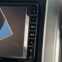 中古車を購入→カーナビを使おうと、画面を見たら……　「いやいやいや待て待て待て」目を疑う光景に「前のオーナー抜き忘れ取るがな」