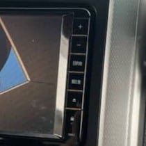 中古車を購入→カーナビを使おうと、画面を見たら……　「いやいやいや待て待て待て」目を疑う光景に「前のオーナー抜き忘れ取るがな」