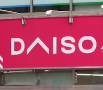 「2足買っちゃった」 ダイソーの330円サンダルが大人気で「1番履き心地良い」「耐久性も良い」と話題【レビュー】