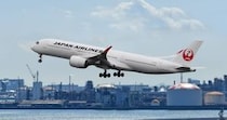 祖父の葬儀に向かう飛行機の中で泣いていたら……　CAから渡された“まさかのもの”に「泣かされました」「素敵な人ですね」