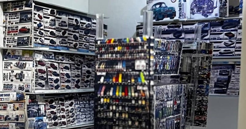プラモデルが並ぶ店内→よく見ると……　思わず二度見する驚きの光景に「もう本物だ」「現物見てみたいです」